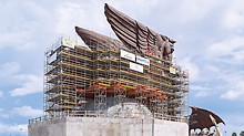 Skulptura Pegaza, SAD - ekonomična kombinacija sistema: PERI UP skela upotpunjena VARIOKIT sistemskim elementima predstavljala je pravo rešenje pogotovo kod velikih raspona.