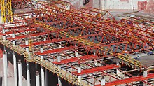 The high load-bearing capacity of the VARIOKIT system provided the required support for the concrete slab until it had hardened. With only 7 formwork carriage units per tank, each casting segment crane-independently realised 880 m² of slab area per storage tank in regular 5-day cycles. 