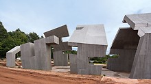 Mauzolej Michniów - Karakteristična, drvenasta površinska struktura realizira se neobičnom metodom: pomoću valjkastih šablona nanosi se posebna žbuka. To je zahtijevalo dobru kvalitetu betonske površine koja je postignuta primjenom TRIO okvirne oplate. 