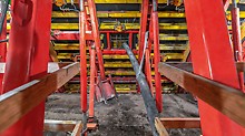 In order to keep the supporting structure safely balanced, concreting was carried out alternately on both sides. Vibrators mounted on the formwork ensured uniform distribution of the concrete.