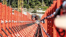 Technici PERI podporovali svým odborným řešením a sladěnými systémy bednění a lešení výrobu pilířů, mostovky i tunelového portálu.