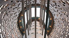 Beim Bau des 142 m hohen Torre Agbar in Barcelona stellen variierenden Formen, unregelmäßig platzierte Fenster und wechselnde Wandstärken Herausforderungen dar, die mit der ACS Selbstklettertechnik schnell und sicher gelöst werden können.