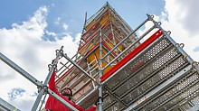 Stephanskirche, Bamberg: Durch den selbstsichernden Riegelanschluss an der Rosette (Gravity Lock) und der integrierten Abhebesicherung der Beläge (Locking Deck) ist PERI UP Flex einfach zu montieren.