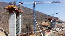 For constructing the bridge piers, TRIO Panel Formwork and VARIO GT 24 Girder Wall Formwork on horizontally positioned SB Brace Frames were used as well as a combination consisting of SCS and CB 240 Platforms.