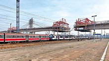 Přemostění železničního uzlu Krakov-Plaszóv: Zhotovení 252 m dlouhého překlenutí železničního uzlu Krakov-Plaszóv probíhalo s pomocí 4 zařízení pro letmou betonáž VARIOKIT.