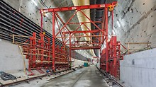 The realization of starter units which form the foundation for the tunnel-in-tunnel. This area is formed with custom steel formwork. The two support areas – one for the rising wall, another for the prefabricated panel which is mounted at the end of all reinforced concrete work and subsequently forms the bottom carriageway slab – are clearly visible.