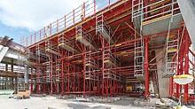 In order to meet all the occupational safety requirements, all access points and working platforms in the formwork carriage were constructed using the PERI UP Scaffolding Kit.