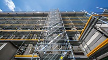 Als Fassadengerüst für längenorientierte Architekturen lassen sich die Basiselemente des PERI UP Systems effektiv kombinieren. Die leichten Einzelteile und das vorlaufend montierte Geländer bieten Schutz, Sicherheit und Ergonomie beim Aufbau.