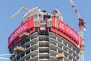 Generali Tower, Milán, Itálie - Opláštění budovy šplhavou ochrannou stěnou ze systému RCS spolehlivě zabezpečovalo právě budovaná podlaží.