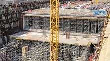 Kromě rozsáhlých podpěrných konstrukcí montovaných přímo na stavbě dodala firma PERI zákazníkovi na stavbu také cca 480 t bednění a lešení.