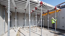 Compensation panels that can be mounted from below, a longitudinal beam for a prop arrangement of 2.00 m x 2.00 m and system components for the construction of 4,00 m x 6,00 m slab tables complement the system. 