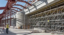 PERI UP not only serves as a supporting structure for the dome formwork. The modular scaffolding also provides access to various assembly areas as well as safe workspaces in all areas.
