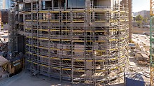 The lower, 25-metre-high section of the scaffolding solution was erected using PERI UP Flex falsework, which impressed the customer with its high load-bearing capacity and flexibility.
