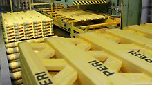 Pro Tag werden mit der vollautomatischen Produktionsanlage 20.000 laufende Meter Träger hergestellt.