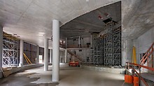 Velké množství stěnových a stropních ploch v novostavbě bylo vytvořeno z pohledového betonu.
