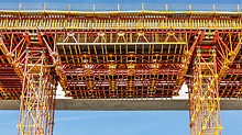 Viadukt Čortanovci, Novi Sad, Srbsko: Integrované pracovní plošiny mezi příhradovými nosníky ALPHAKIT umožnily pracovníkům stavby bezproblémový pohyb do všech částí konstrukce.