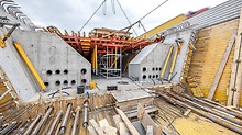 The optimised shuttering and striking mechanism speeds up the working processes and thus allows the formwork to be released more quickly for the time-critical stages of the construction sequence.