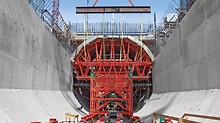 Smithland Hydroelectric Power Plant - The fully assembled units comprising of formwork units and raised formwork are lifted by crane into the concreting position.
