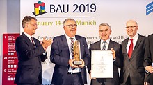 PERI DUO won the BAKA Award for Product Innovations 2019. The award was presented on the opening day of BAU 2019 in Munich by Gunther Adler, state secretary at the Federal Ministry of the Interior responsible for construction and homeland affairs. Bernhard Überle and Helmut Sterflinger of PERI Germany accepted the special award on behalf of the company.
