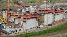 Hidroelektrana Smithland - za izvedbu zidova elektrane primjenjuje se jednostrani penjajući sistem SCS. Opterećenja se preko konzole uvode u penjajuća sidra prethodnog odsječka betoniranja bez sidara oplate.