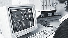 Employé devant son ordinateur, travaillant sur un plan CAD.