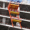 Evolution Tower, Moskau, Russland - Selbst die Ausfahrbühnen klettern schienengeführt – und mithilfe der mobilen RCS Kletterhydraulik ohne Kranunterstützung.