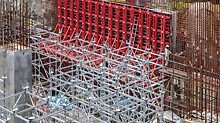 With the aid of the SCS Climbing System for non-tied wall formwork, it was possible to transfer the loads resulting from the fresh concrete pressure of the second concreting section through climbing ties and into the previous concreting section via the brackets.