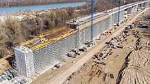 Viadukt Čortanovci, Novi Sad, Srbsko. Mostovka s dvoukolejnou tratí v úseku C byla realizována se stropním nosníkovým bedněním MULTIFLEX v pouhých pěti záběrech.