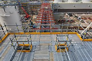 The combination of high adaptability in 25 cm grid dimensions and consistent use of system components accelerates scaffold assembly operations while increasing the safety during installation and use.