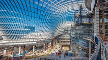Üks Austraalia suurima kaubanduskeskuse omapäradest on laineline klaaskatus.
(Photo: PERI GmbH)
