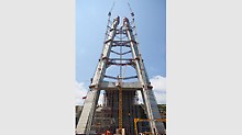 Jedinečný tvar železobetonového pilíře a složité vestavěné prvky na stavbě třetího mostu přes Bospor, Istanbul, Turecko, vyžadovaly flexibilní plánování - kompletní řešení od firmy PERI se samošplhavým systémem ACS.