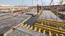 Midfield Terminal Building, Abu Dhabi - pomični PD 8 stropni stolovi čine nosivu donju konstrukciju duž greda, za stropnu površinu primjenjuje se MULTIFLEX stropna oplata s nosačima. 