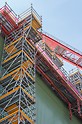 PERI UP en VARIOKIT konden uiterst veelzijdig worden gecombineerd voor de meest uiteenlopende toepassingen – bijvoorbeeld voor het vormen van de onderspannende overbruggingsconstructie met een overspanning van 12,75 m op een hoogte van 33 m.