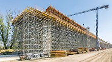 Čortanovci Viaduct, Novi Sad, Serbia: PERI UP supported the MULTIFLEX Girder Slab Formwork with a support height of up to 20.00 m.