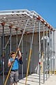 Cofrajul pentru placa de panou poate fi instalat în siguranță și eficient de la nivelul inferior. Panourile plăcuței sunt puse la capetele  suprafaței de instalare de dedesubt și pivotate în sus.