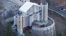 The eastern gateway building at Neuschwanstein Castle is currently completely scaffolded with PERI UP Flex whereby a temporary weather protection roof spans the access to the castle.