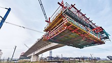 Přemostění železničního uzlu Krakov-Plaszóv: Při posunu zařízení pro letmou betonáž PERI nad stávající kolejiště byla bezpečnost stavařů a okolí zajištěna po celou dobu díky kompatibilitě s modulovým lešením PERI UP.