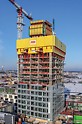 A 134 m magas lakóépület építése során a biztonság volt a legfontosabb. A PERI RCS P kúszó védőpalánk körülzárásként és leesés elleni védelemként is egyaránt szolgált. Az épület szintjeinek résmentes lezárása révén az építők mindvégig védve voltak az erős szél és az időjárási körülmények ellen, még nagy magasságok esetén is. (Fotó: PERI GmbH)