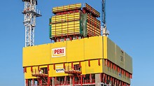 A rendszerelemekből álló rakodó platformok ideiglenes tárolási felületekként, valamint a terhek következő szintre való mozgatására szolgálnak. A rakodó platformok az épületen tetszőlegesen elhelyezhetők. (Fotó: PERI GmbH)