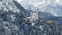 Neuschwanstein Castle is one of Germany's most famous sights. For scaffolding and enclosure of the gateway building, the PERI UP Flex scaffold solution has been optimally adapted to suit the local site conditions and static requirements. For the first time in scaffolding, heatable roof tarpaulins ensure that the formation of snow loads are prevented.