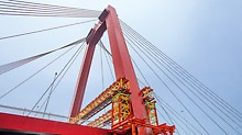 VRB Truss Girders and VST Heavy-Duty Shoring Towers, constituent components of the VARIOKIT Engineering Construction Kit from PERI, served to transfer the high loads into the pylon foundations.