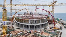 PERI also planned and delivered the formwork solutions for the circumferential wave breakers as well as the multi-storey operation buildings on the artificial islands. The highest possible architectural concrete quality was the decisive requirement for the execution of the construction work.