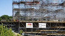 In addition to the elements of the PERI UP Scaffolding Kit, VT girders and 3-ply plywood were used to form various platforms, while SRU steel walers and tie rods were applied for anchoring the scaffolding to the counterweights. (Photo: PERI SE)
