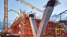 PERI assisted with the construction of the 550-m-long and 27-m-wide drive-by platform by providing a customised formwork carriage solution.