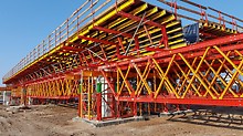 For accelerating the final assembly, PERI also delivered pre-assembled formwork units. The PERI formwork erection process ensured accurate assembly and punctual scheduling.