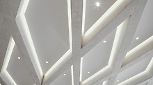 Železobetonový strop jídelny tvoří paprskovitě se rozbíhajícími trámy s ostrými hranami. Ty se odlišují bílým betonem třídy SB 4 od podkladu v šedém betonu třídy SB 2. (Foto: Thilo Ross)