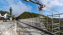 Die aufwändigen Sanierungsarbeiten am Gleistragwerk in 40 m Höhe finden wechselseitig bei Aufrechterhaltung des Zugverkehrs statt.