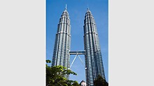 Beim Bau des mit 452 m damals höchsten Gebäudes der Welt in Kuala Lumpur, Malaysia, sorgt der Einsatz des ACS Selbstklettersystems für einen reibungslosen Bauablauf.