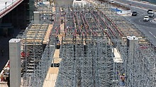 Combining the modular VARIOKIT and PD 8 systems proved to be the ideal approach to establishing the superstructure formwork for the in-situ concrete bridge. PD 8 shoring, which was adjusted quickly and steplessly to the different heights, ensured that loads could be transferred in an optimum manner. 