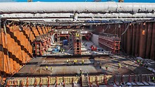 For the twin-tube tunnel segments, the construction team forms and concretes the bottom slab and walls in a single pour, then the slabs using two VARIOKIT Formwork Carriages. Among other things, the limited work space in the dry dock poses a number of challenges.